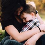 Mama tröstet weinenden Jungen