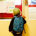 Ein Junge geht in die Schule