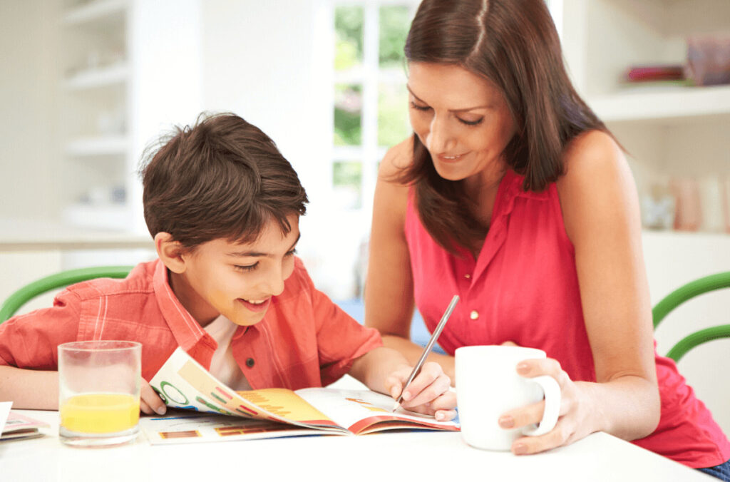 Schulstart mit Herz - Mutter macht Hausaufgaben mit ihrem Sohn