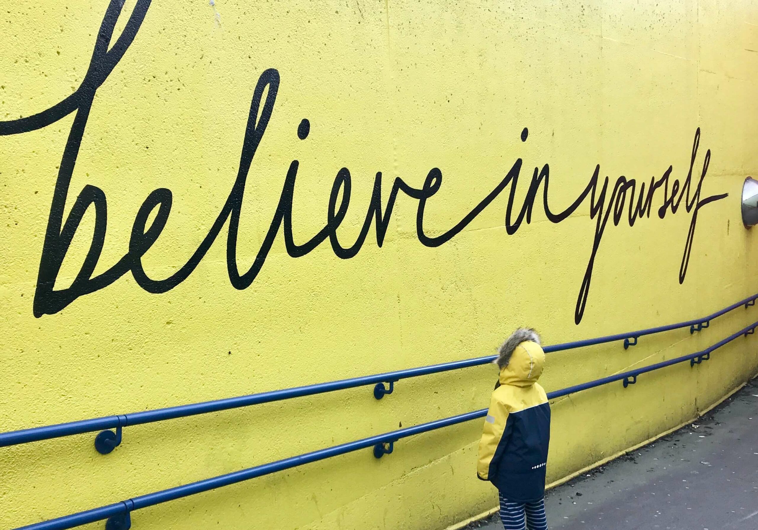 Schulstart mit Herz - Mindset - Belive in yourself Spruch an der Wand