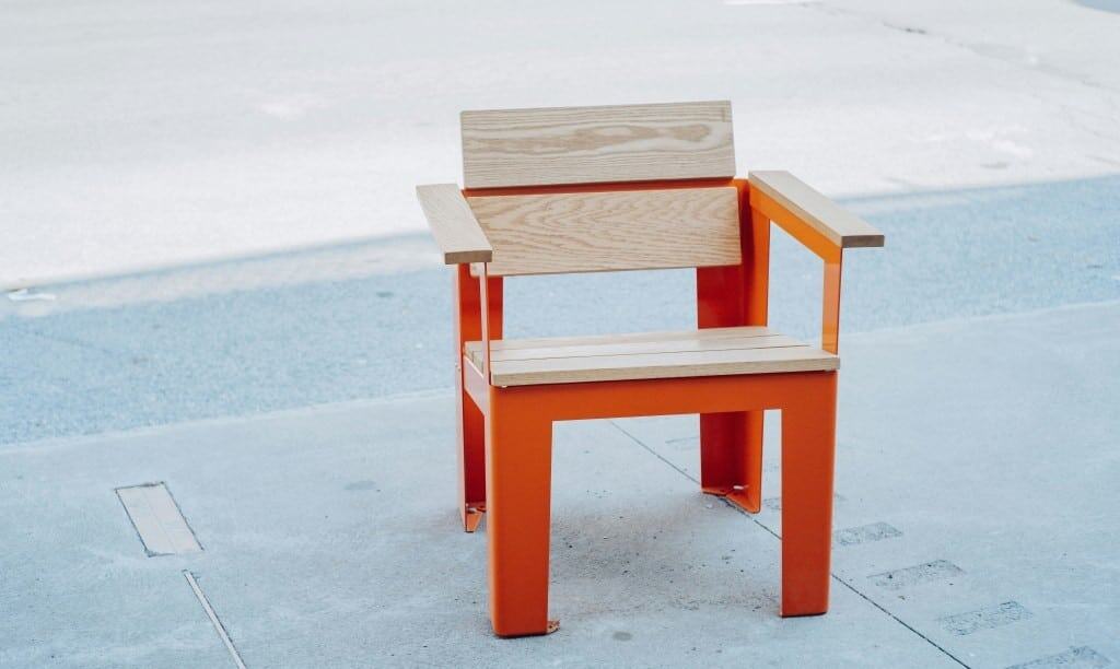 Orangener Kinderstuhl im Freien | Foto von Marie-Michèle Bouchard auf Unsplash
