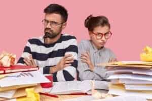 Schulstart mit Herz - Streit und Frust bei den Hausaufgaben von Vater und Tochter