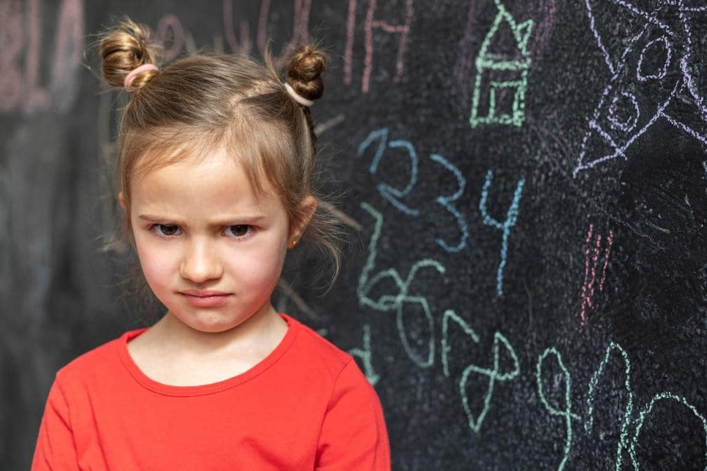 Schulstart mit Herz - -Mädchen hat keine Lust auf Schule