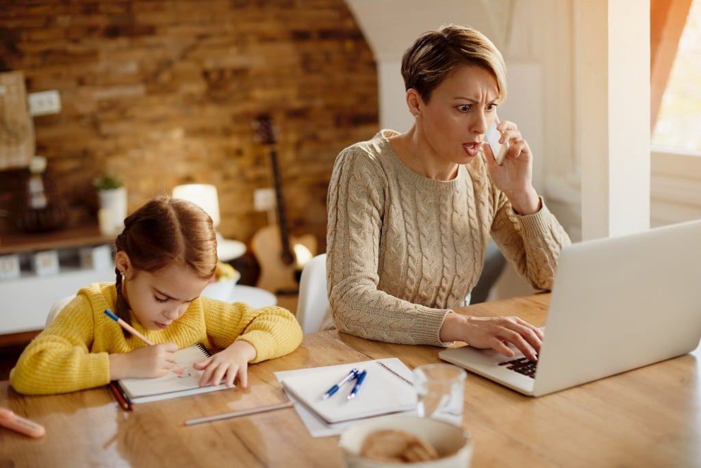 Schulstart mit Herz - Mama ist schon vor den Hausaufgaben gestresst