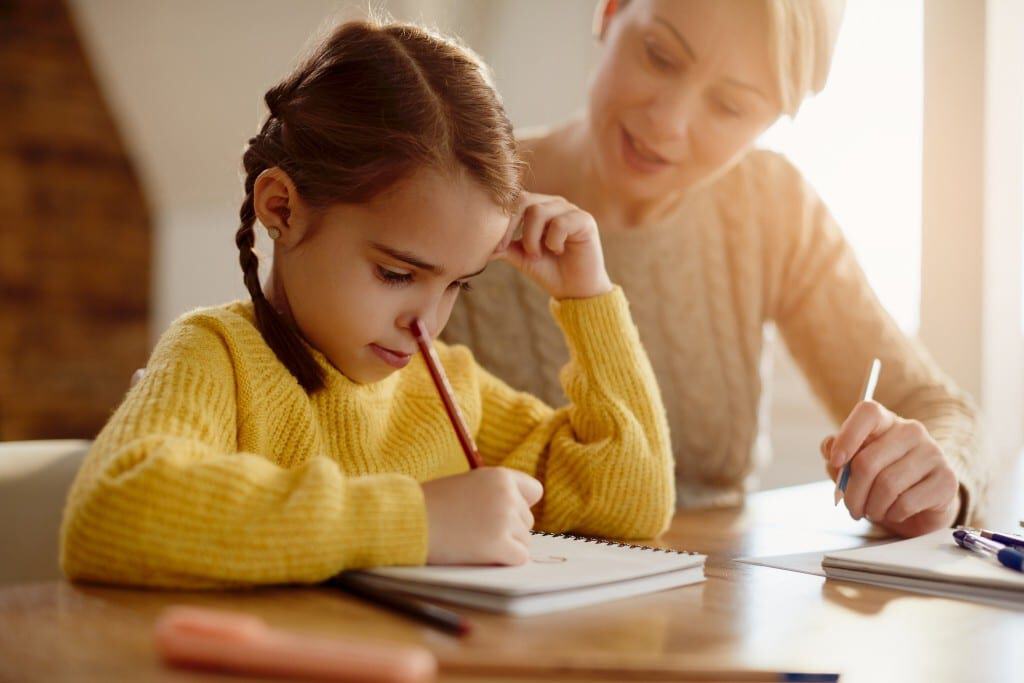 Schulstart mit Herz - Mama und Tochter machen entspannt Hausaufgaben