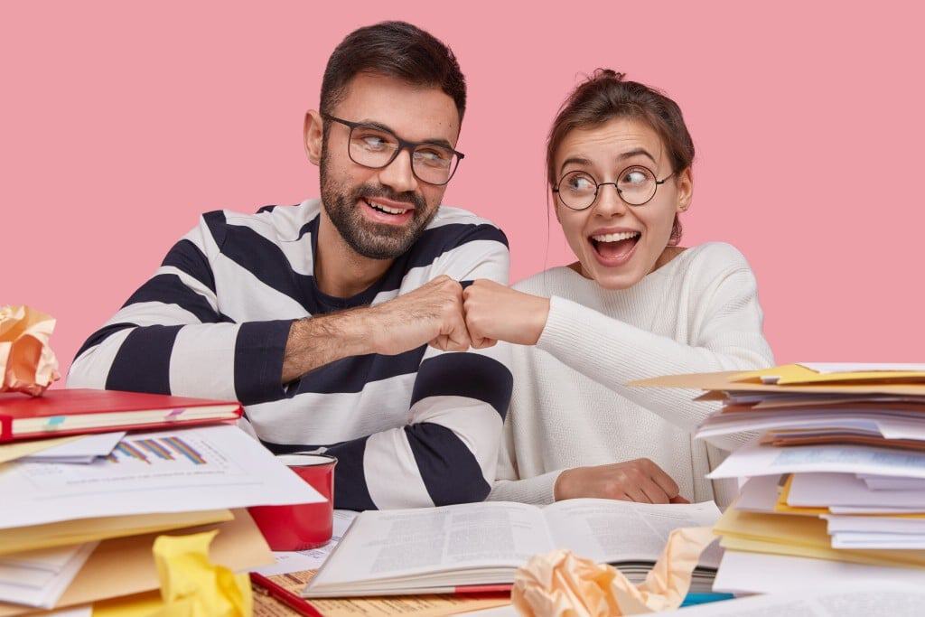 Schulstart mit Herz - Papa und Tochter machen entspannt Hausaufgaben