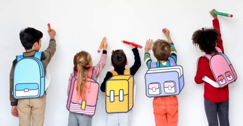 Schulstart mit Herz - Kinder schreiben an Tafel