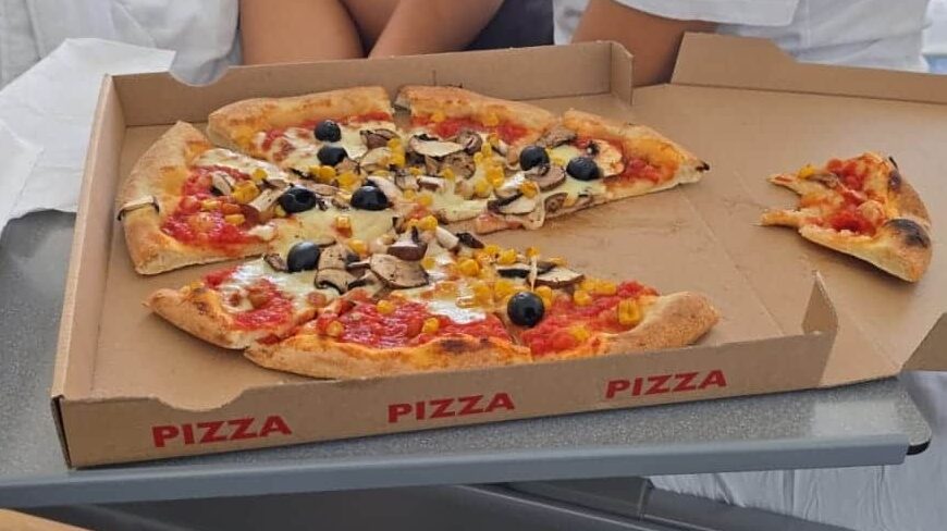 Leukofighter-Pizza mit Tomatensoße, Mozzarella, schwarzen Oliven, frischen Champignons und Mais